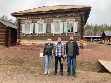 Олег Попов помог перенести дом-памятник в музей «Ангарская деревня»
