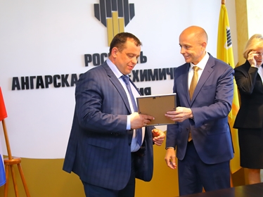 Спикер Заксобрания вручил лучшим работникам АНХК Почетные грамоты министерства энергетики РФ