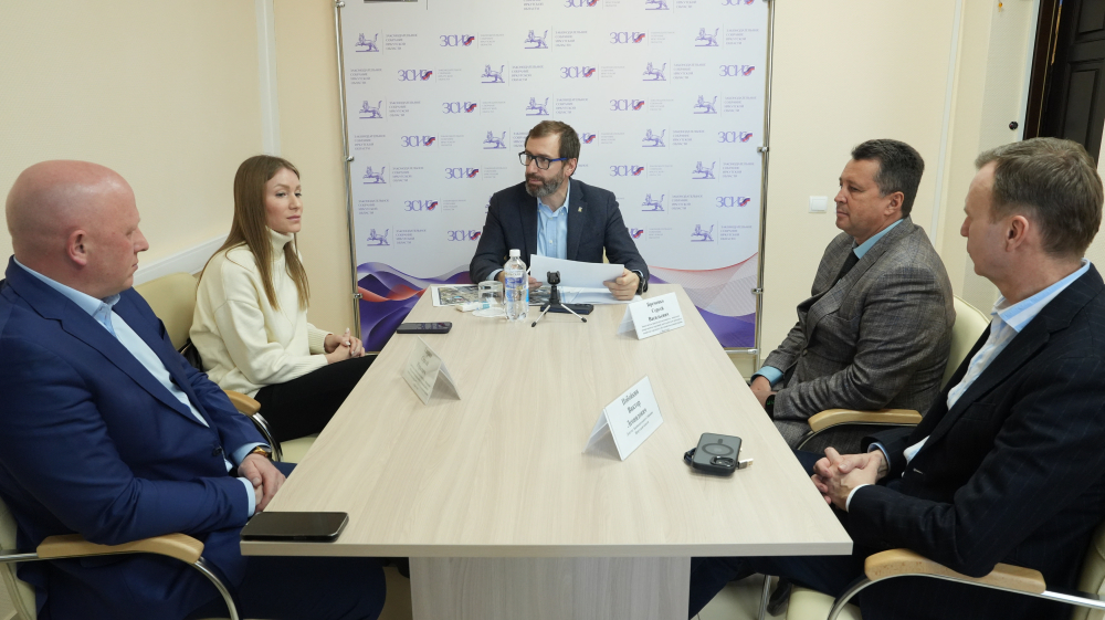 Александр Ведерников: Безопасные пешеходные переходы необходимо оборудовать на дорогах вблизи школ региона