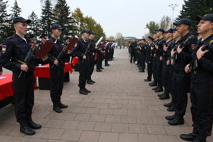 Курсантов первых курсов Восточно-Сибирского института МВД поздравили с принятием присяги