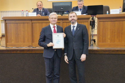 Александр Ведерников вручил благодарности председателя ЗакСобрания иркутским ученым