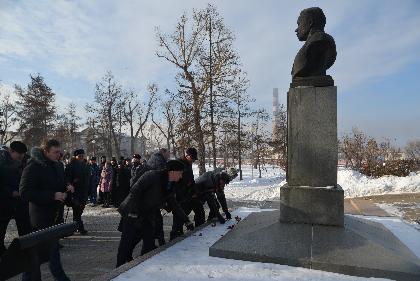 Торжественный митинг в честь дважды Героя Советского Союза А. П. Белобородова прошел в сквере у Вечного Огня             