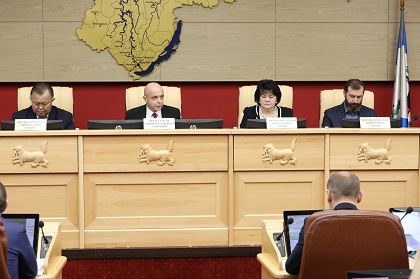 Законодательное Собрание приняло бюджет на следующие три года и выделило средства на зарплату бюджетникам в текущем году