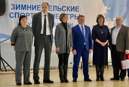 Парламентарии посетили объекты спорта и здравоохранения в Заларинском районе