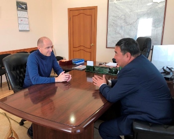Сергей Сокол обсудил с мэром Ольхонского района Андреем Тыхеевым вопросы развития территории