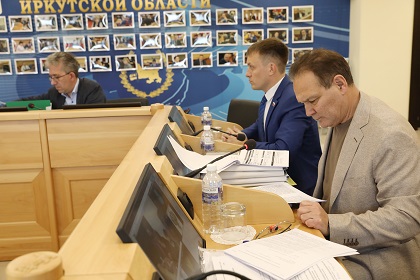 Вопрос об обеспечении граждан бесплатными лекарствами обсудили на заседании комитета по здравоохранению