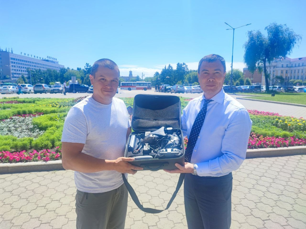 Депутат Евгений Сарсенбаев передал беспилотный летательный аппарат в помощь военным на Донбассе