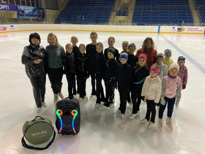 Ольга Носенко вручила юным фигуристкам оборудование для тренировок