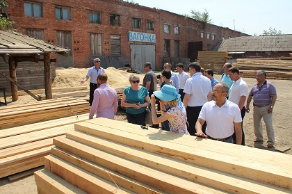 Областные парламентарии вместе с коллегами из Госдумы и соседних регионов побывали на предприятиях лесной отрасли