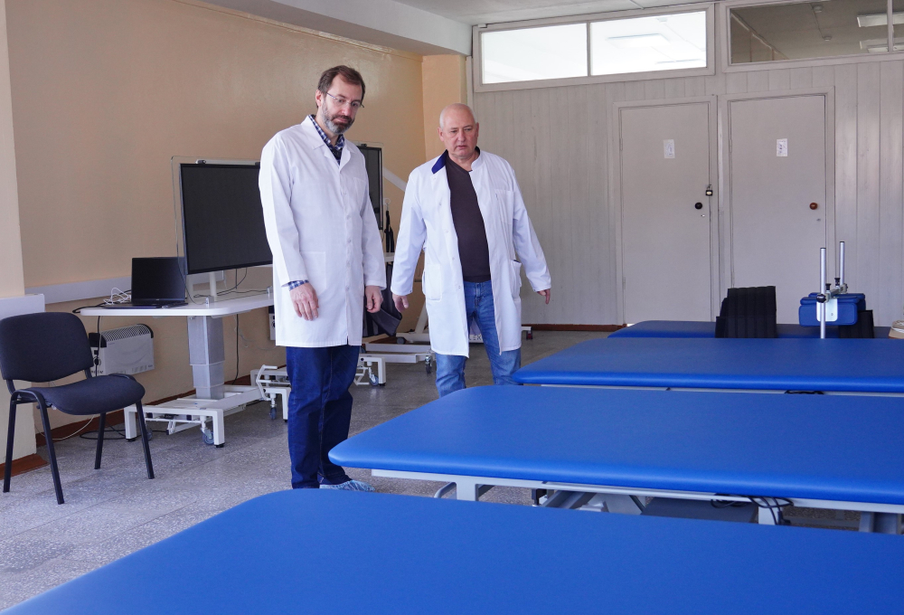 Новое оборудование для реабилитации пациентов осмотрел Александр Ведерников в госпитале ветеранов войн 