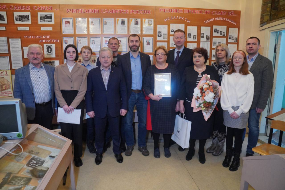 Александр Ведерников наградил лауреатов конкурса им. А. П. Белобородова 