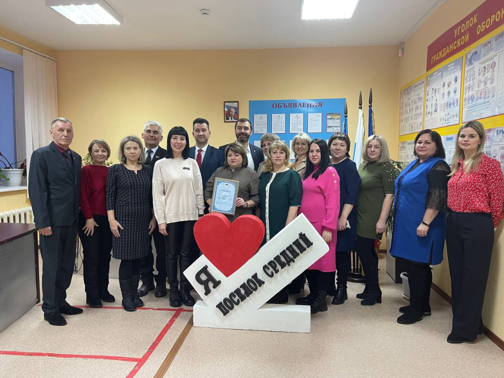 Александр Ведерников вручил сертификат на ремонт гарнизонного Дома офицеров в Среднем