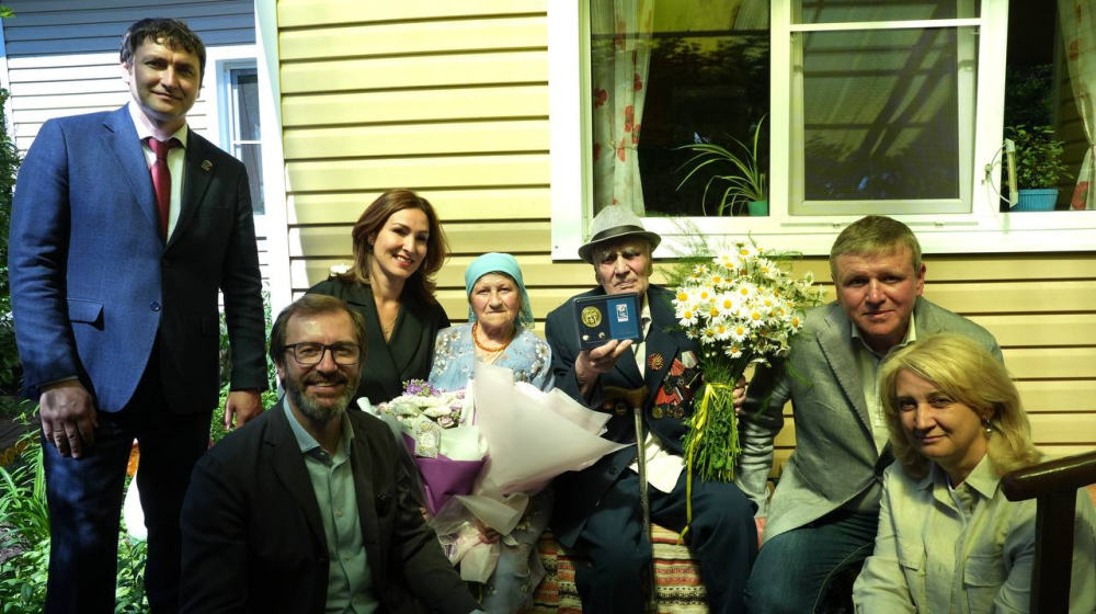 Александр Ведерников поздравил семьи из Усть-Илимска и Братского района с Днем семьи, любви и верности