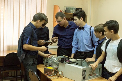 Александр Вепрев оказал поддержку авиационному техникуму