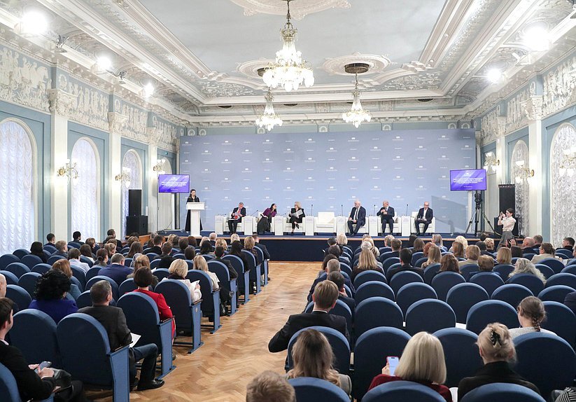 Александр Ведерников принял участие в обсуждении мер поддержки семей на экспертном совете Госдумы