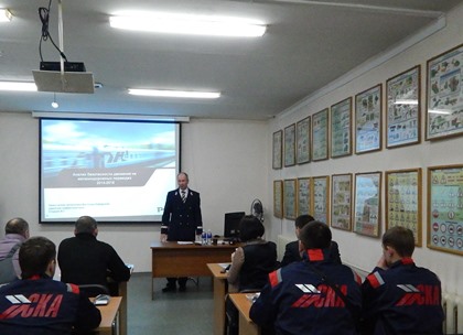 Урок безопасности на железной дороге провел Игорь Милостных в автошколе ДОСААФ