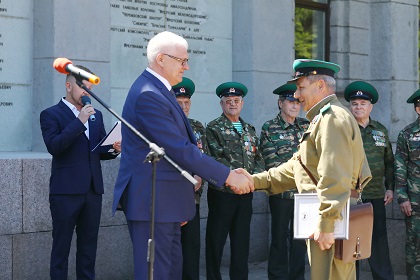 Депутаты областного парламента приняли участие в торжественном митинге, посвященном Дню пограничника