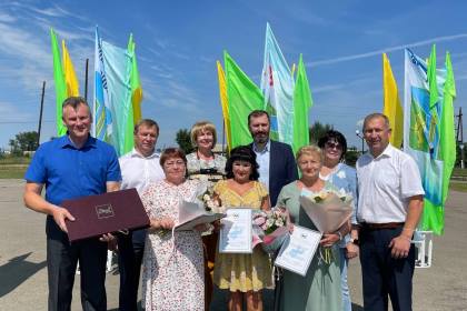 Спикер Заксобрания наградил жителей Заларинского района   