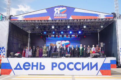 Игорь Кобзев и Александр Ведерников совместно с хором имени Пятницкого исполнили гимн России