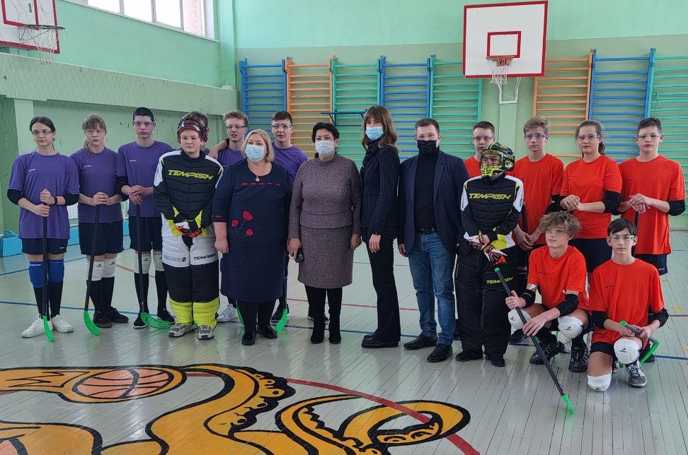 Форму для игры во флорбол вручила школьникам пос. Маркова Ирина Синцова