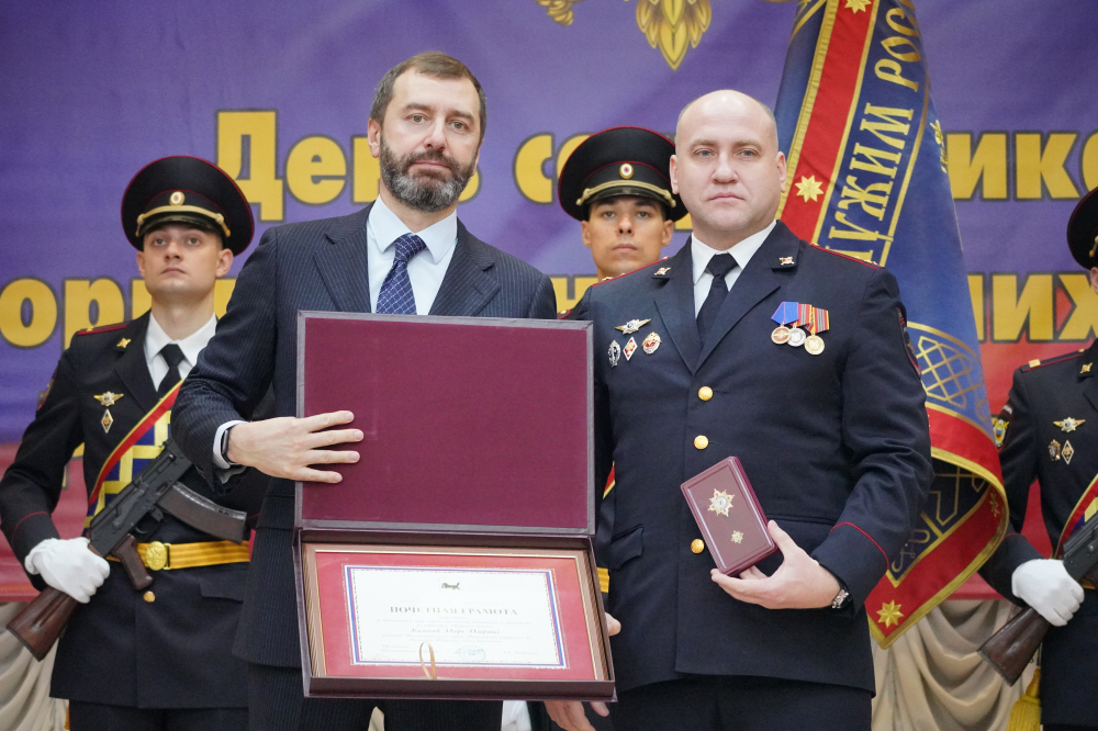 Александр Ведерников вручил Почетную грамоту ЗакСобрания сотруднику полиции в честь профессионального праздника