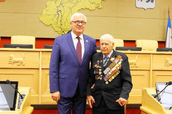 Еще почти 30 человек получили нагрудные знаки к Почетной грамоте Законодательного Собрания