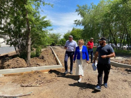 Ход благоустройства территории вокруг школы в селе Урик проверила депутат ЗС Галина Кудрявцева