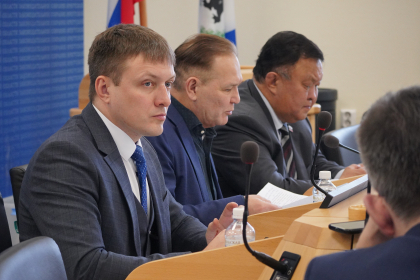 Депутаты ЗС предложили направить больше бюджетных денег на поддержку семей с детьми-школьниками