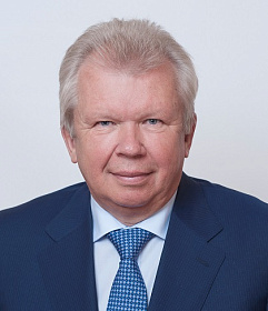 Александр Вепрев поздравил ветерана Иркутского авиазавода со столетним юбилеем