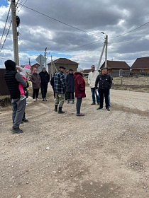 Качество дорог стало главной темой встречи депутата ЗС Андрея Духовникова с жителями деревни Грановщина Иркутского района