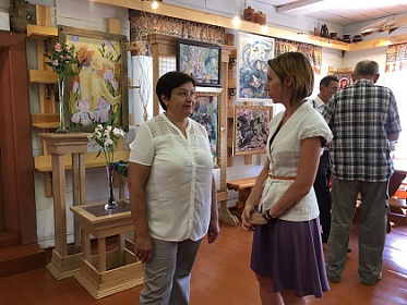 Ирина Синцова поздравила участников выставки "Мелодии цвета мы слышим руками"