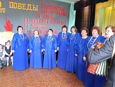 Ансамблю «Горлица» из Вихоревки Николай Труфанов помог обновить костюмы 