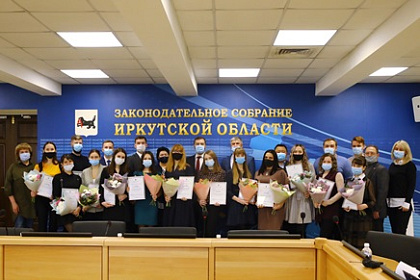 В Законодательном Собрании чествовали студентов-медиков, работающих волонтерами на горячей линии по COVID-19