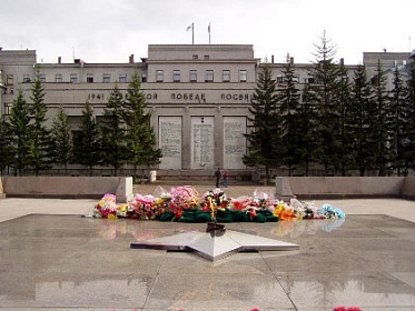 Церемония возложения цветов к «Вечному огню» прошла в рамках Дней Санкт-Петербурга в Иркутской области
