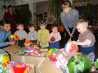 Депутаты Молодежного парламента провели благотворительную акцию «Подари улыбку»