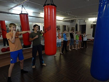 Сергей Брилка поздравил с 40-летием со дня основания коллектив и воспитанников «ДЮСШ № 5»  Иркутска