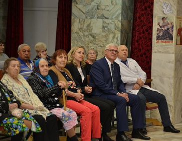 Праздничный концерт для ветеранов прошел в госпитале ветеранов войн и труда в Иркутске по инициативе Сергея Брилки 