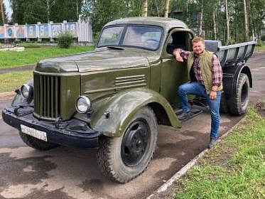 Депутат ЗС Олег Попов восстановил раритетный советский самосвал