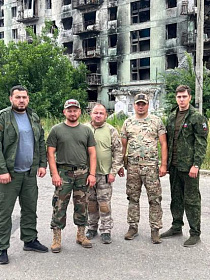 Депутат Олег Попов передал в зону СВО автомобиль для военных и гуманитарную помощь от братчан